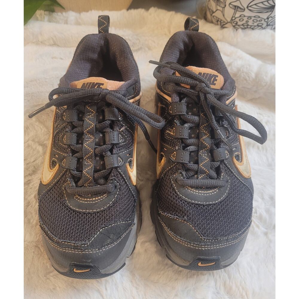 Nike Air Alvord 9 trail running shoes in a gray and orange colorway, size 6